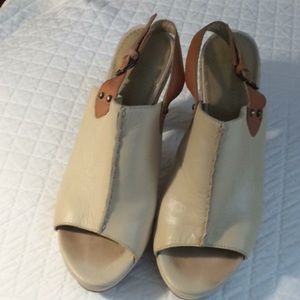 B Makowsky Platform sandals